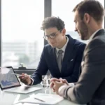 Menedżer tłumaczy koledze style zarządzania