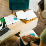 Kobieta w trakcie kursu online