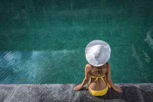 Kobieta nad basenem w trakcie podróży