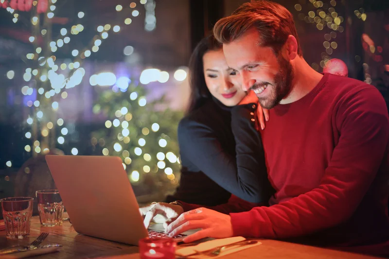 Para robi zakupy świąteczne online