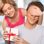 Dziewczyna wręcza prezent dla chłopaka
