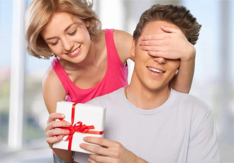 Najlepsze prezenty dla mężczyzny i chłopaka: jak ucieszyć faceta?