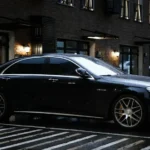 Samochód marki Mercedes w deszczu