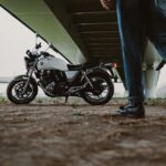 Motocykl pod mostem