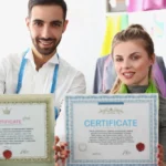 Dwójka studentów prezentuje zdobyte certyfikaty językowe