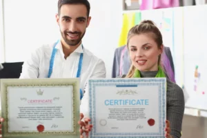 Dwójka studentów prezentuje zdobyte certyfikaty językowe