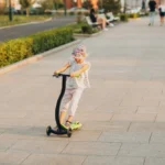 Dziecko na hulajnodze