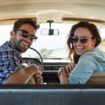 Para w podróży samochodem