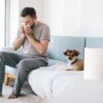 Mężczyzna z objawami alergii