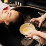 Head Spa może obejmować m.in. olejowanie włosów