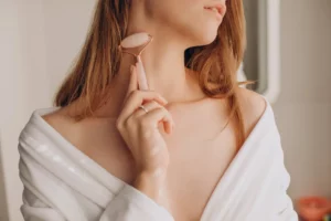 domowy masaż twarzy z użyciem rollera Gua Sha