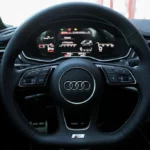 Kontrolki diagnostyczne pozwalające ocenić akumulator samochodowy zapalają się podczas uruchamiania pojazdu.